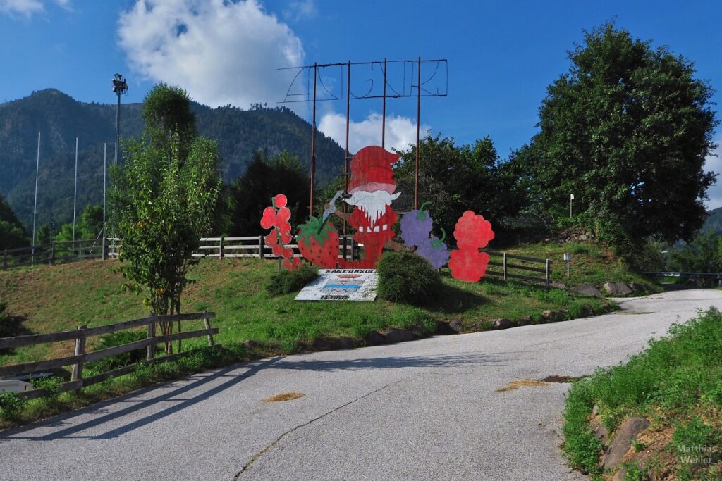 Skulptur mit Gartenzwerg und Beerenfrüchten im Fersental