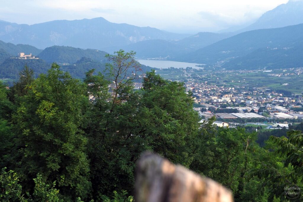 Blick auf Pergine Valsugana und den Lago di Caldonzza, Castel Pergine