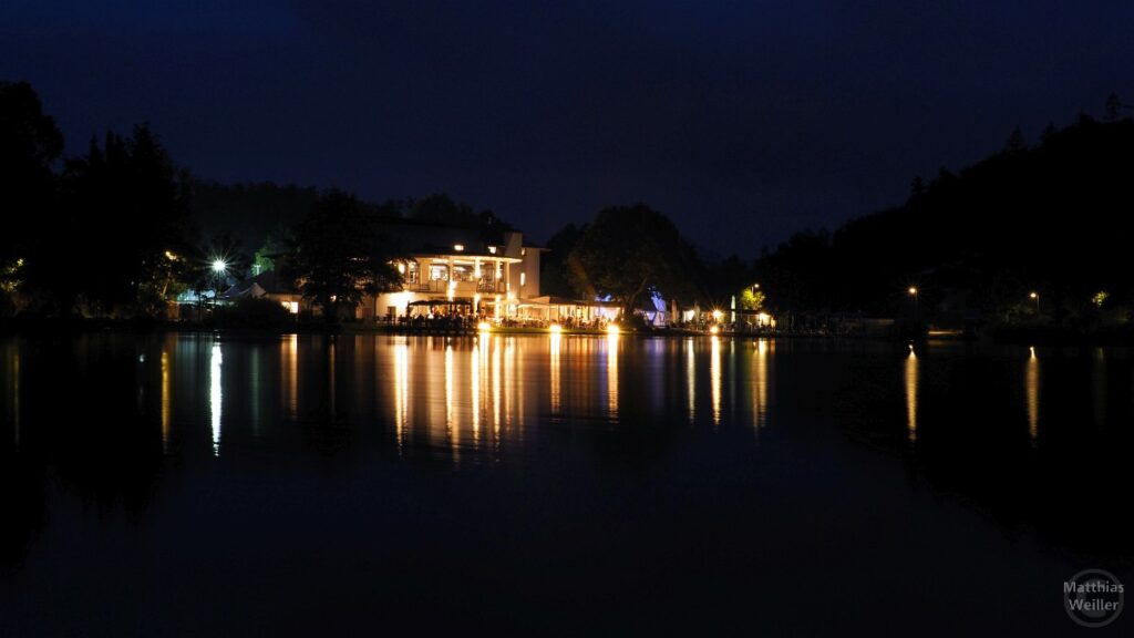 Lago di Serraia bei Nacht, Lichter gespiegelt