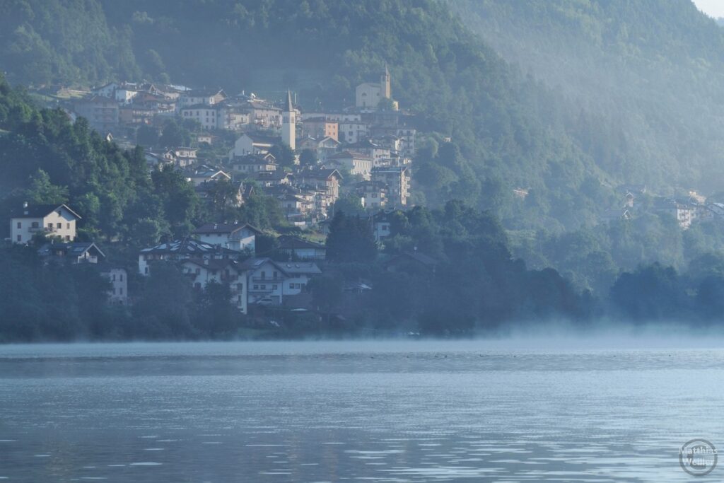 aufsteigende Nebelwolken über dem Lago di Serraia, mit Sternigo