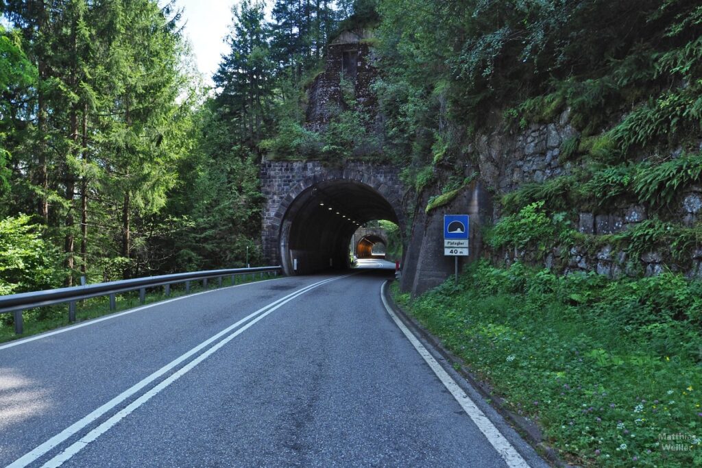 Straße mit Doppeltunnel