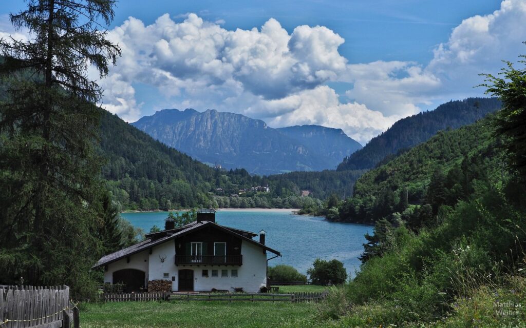 Lago di Stramentizzo vor Fleimstaler Alpen, mit Haus