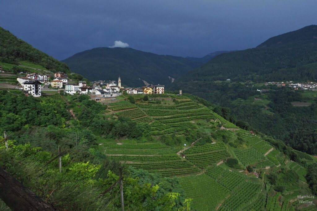 Blick ins Val di Cembra, Blick auf Faver