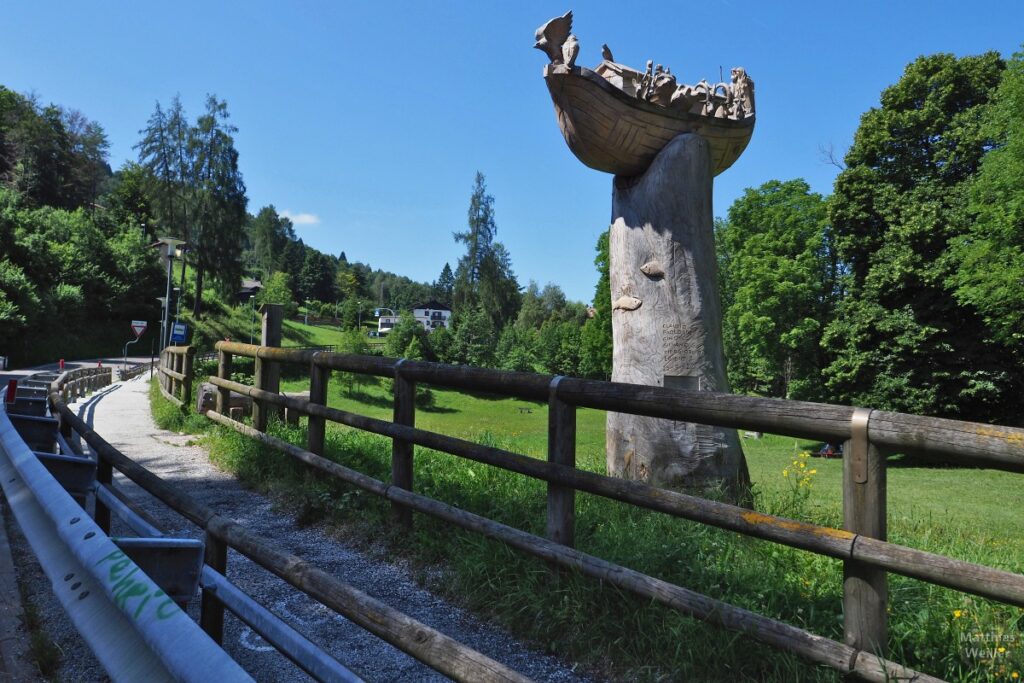 Arche Noah als überhöhte Holzskulptur an Bergwiese