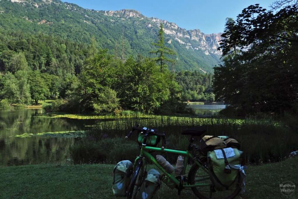 Lago di Cei mit Bergkulisse und Velo