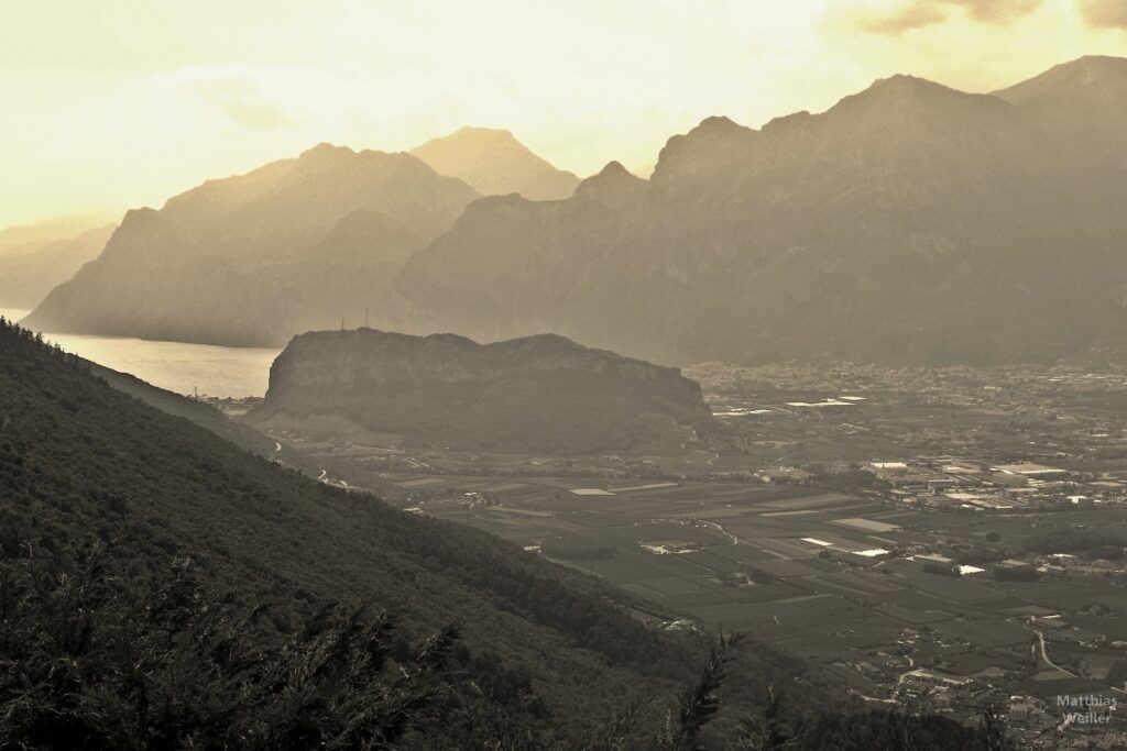 Blick auf Gardaseebucht bei Arco mit Solofelsen