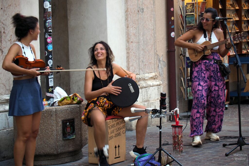 3er-Musikerinnnern auf Straße in Riva