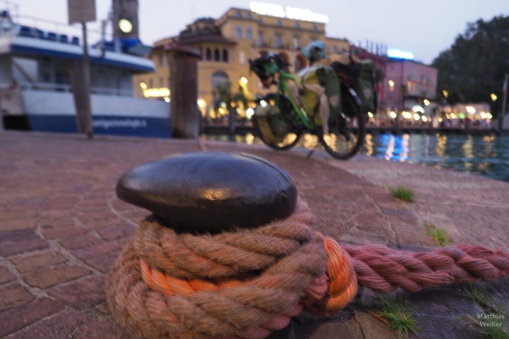 Tau an Puffer am Hafen Riva del Garda, mit Velo, Abend mit Lichtern