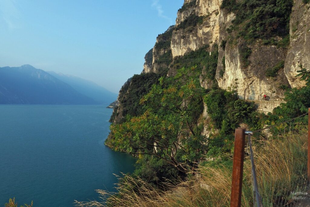 Blick auf Felsen am Gardasee mit Ponale-Straße