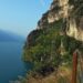 Blick auf Felsen am Gardasee mit Ponale-Straße