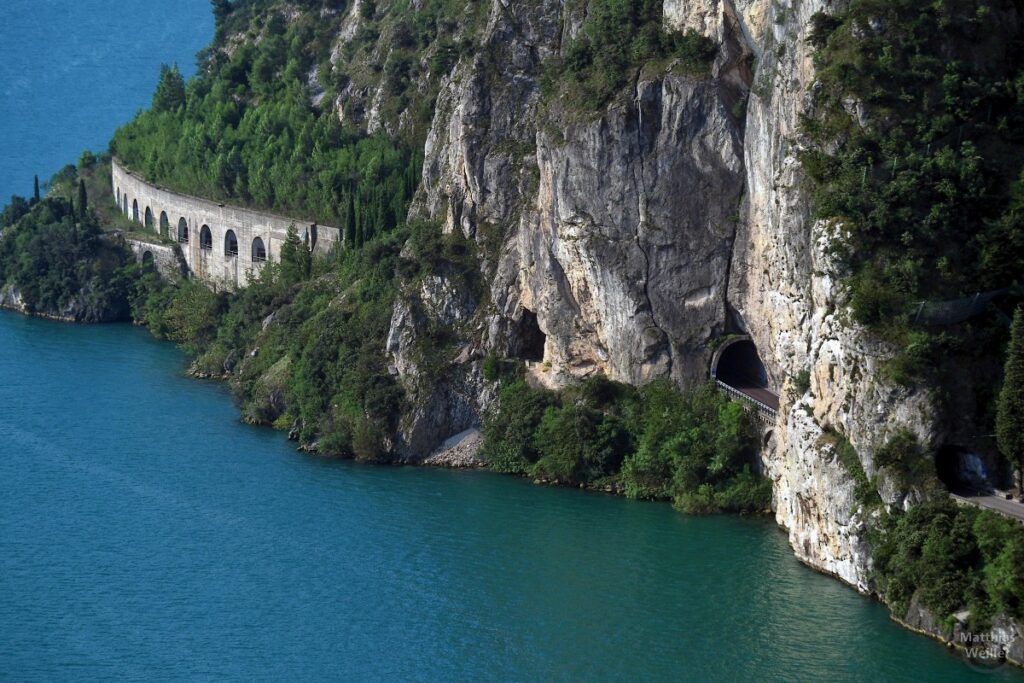 Uferstraße im Fels mit Galerie am Gardasee