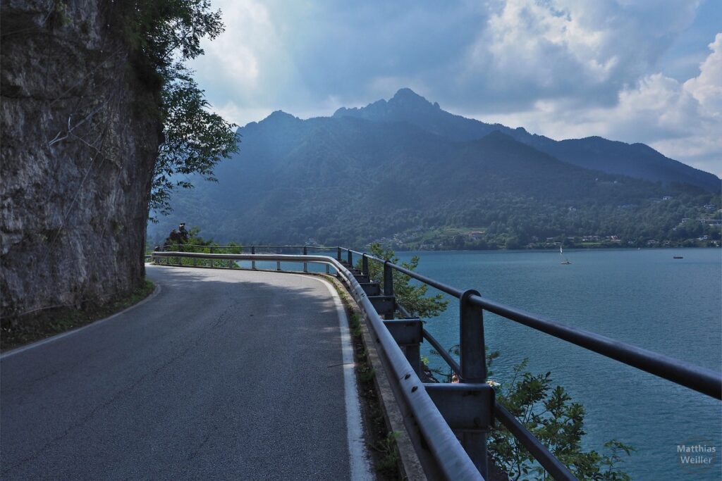 Straße mit Leitplanke am Lago di Ledro