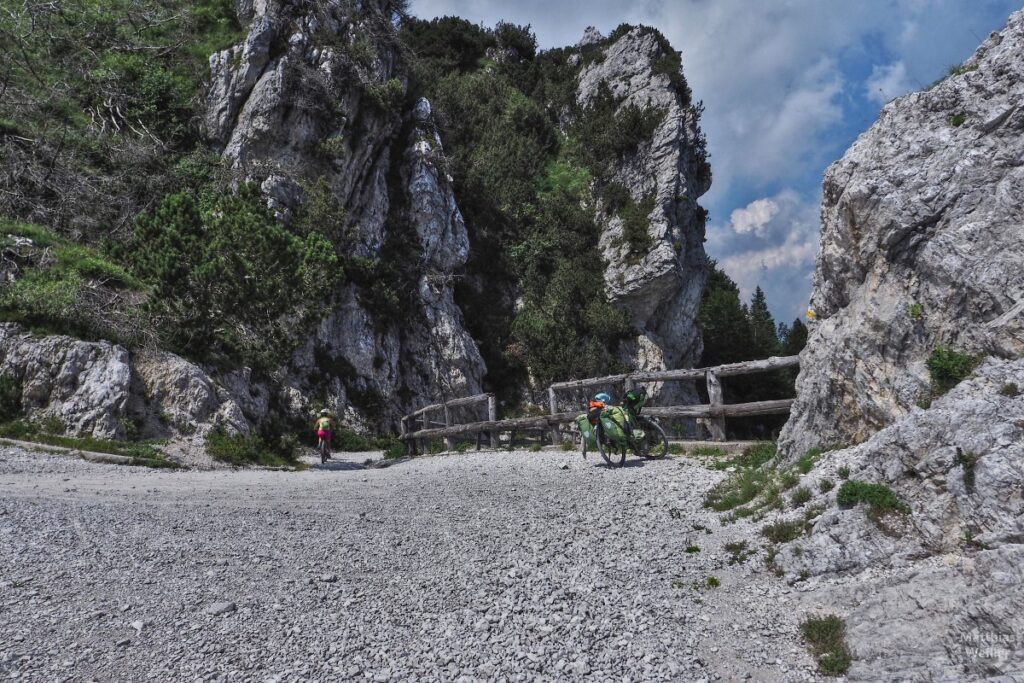 Piste Tremalzo mit Felsen, mit Velo