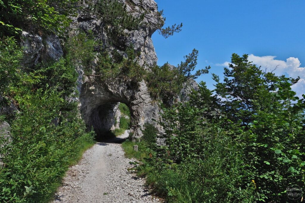 Felstunnel an Schotterstraße, Tremalzo-Piste