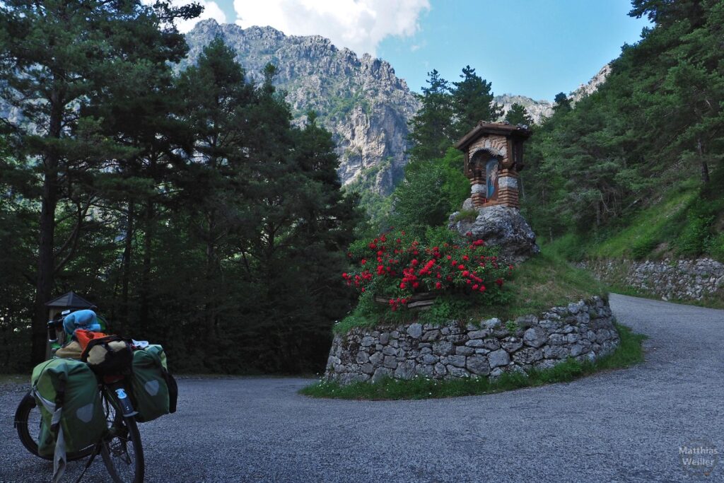 Kehre mit Bildstock in der Kurve, mit Velo