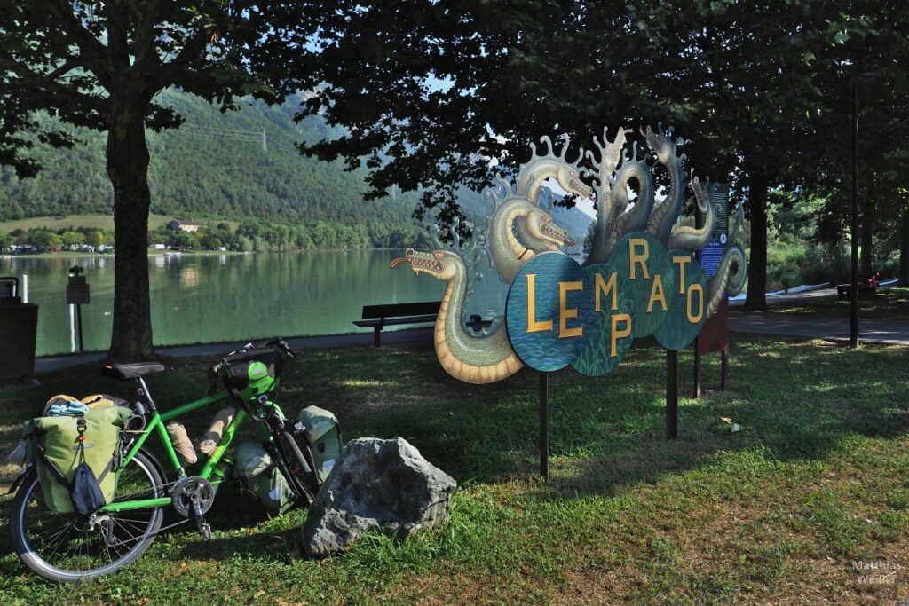 Seeufer Idro mit Drachenskulptur, mit Velo