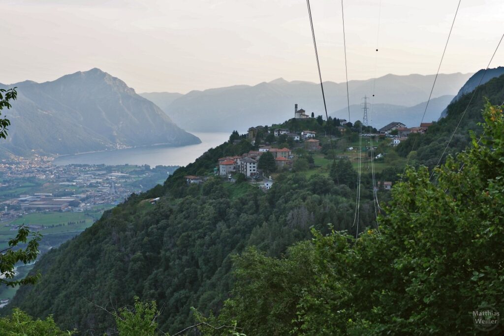 Blick über Monti zum Lago d'Iseo