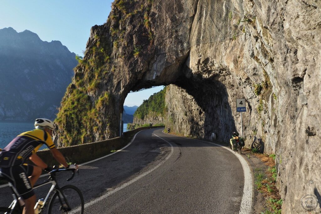 Felsbogen an Seestraße Lago d'Iseo, mit Rennradler