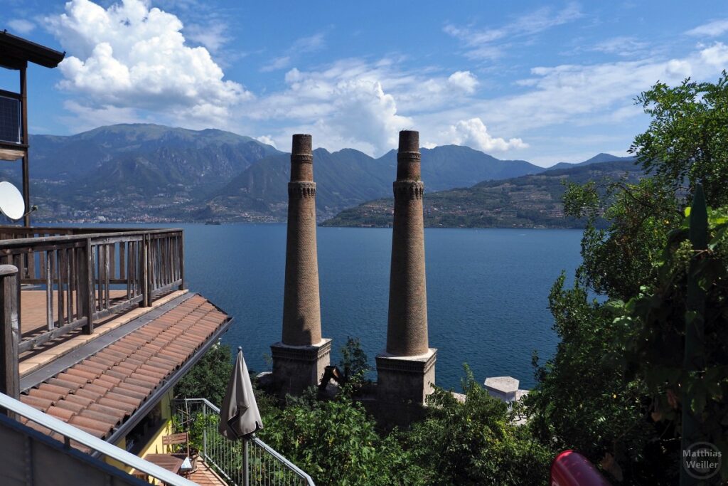 Zwei Fabriktürme vor Lago d'Iseo