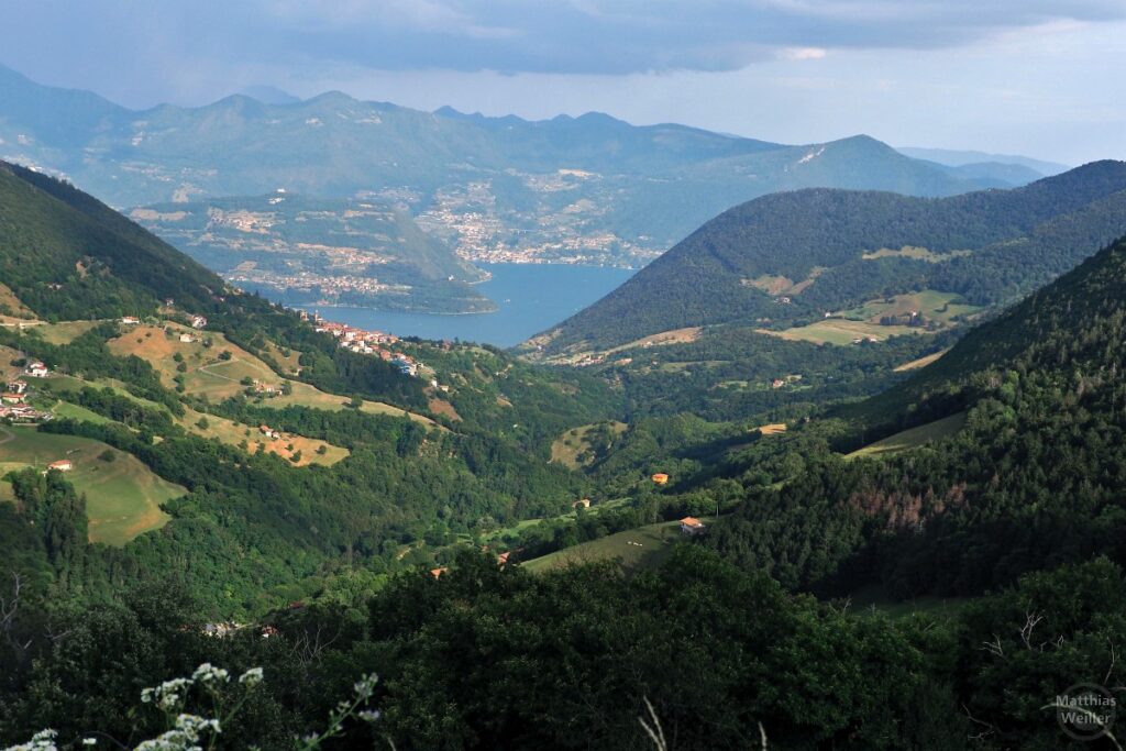 Fernblick auf den Lago d'Iseo