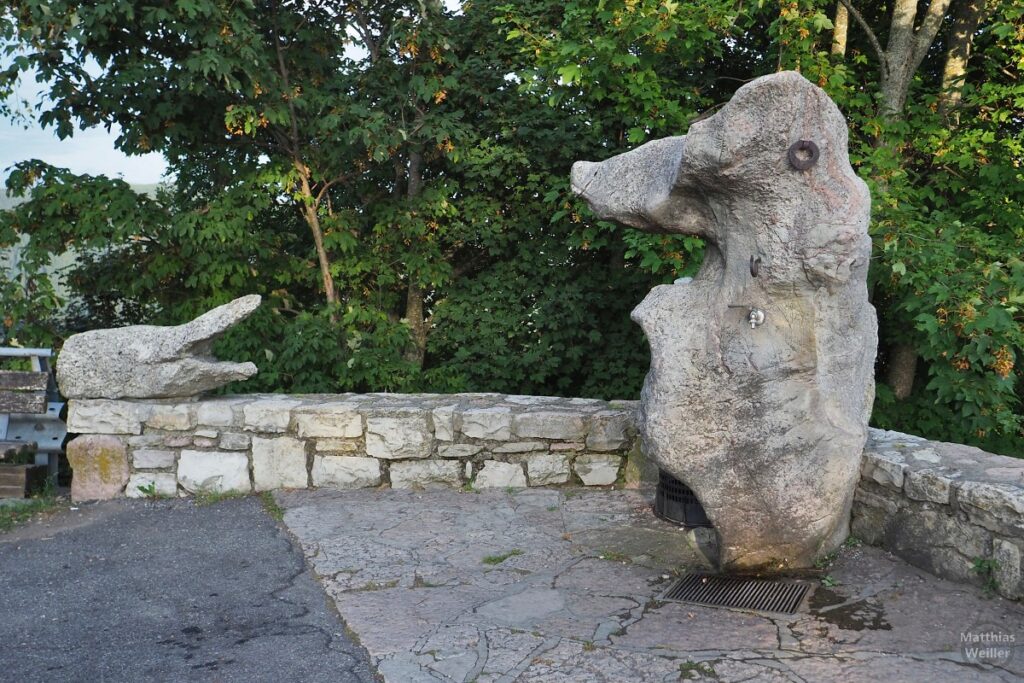 Tierische Steine als Brunnen in San Fermo