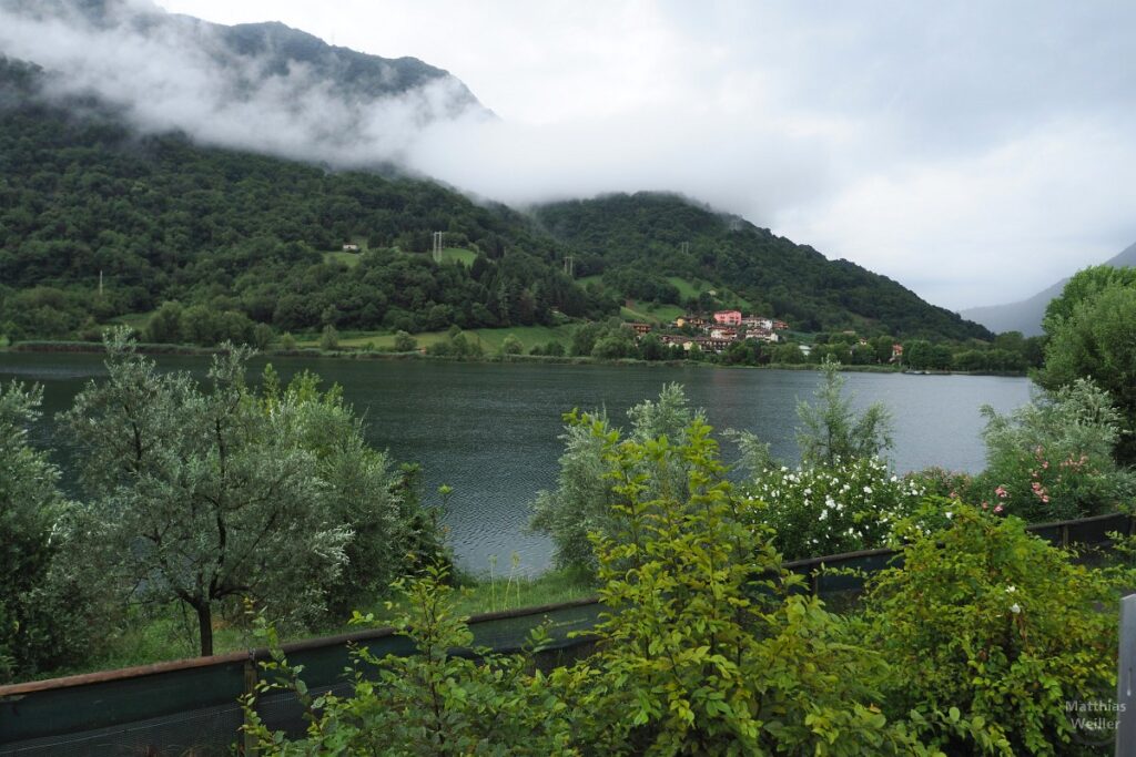 Lago di Endine unter verhangenen Wolken