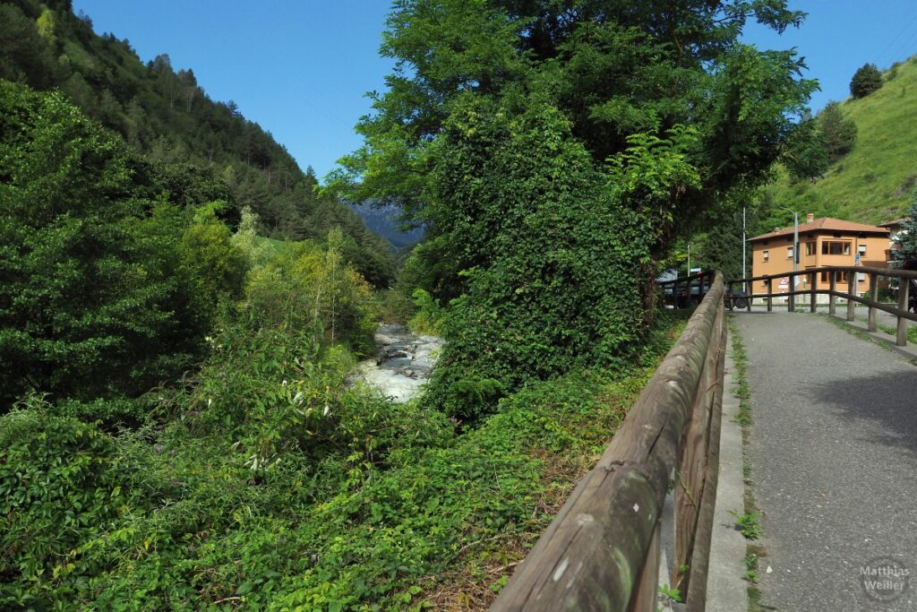 Radweg und Fluss im Val del Riso