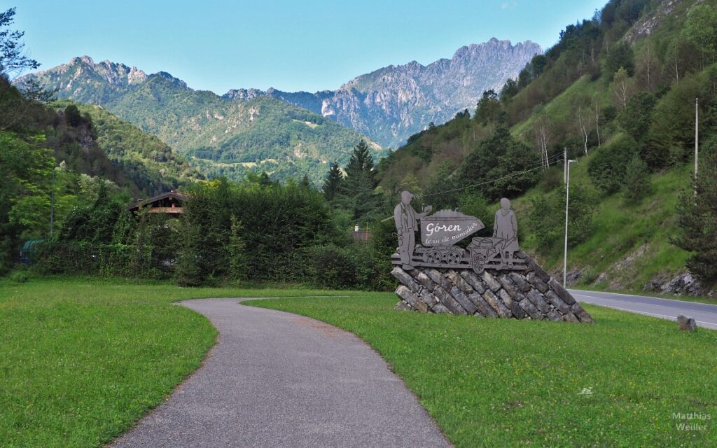 Skulptur zum Bergbau im Val del Riso