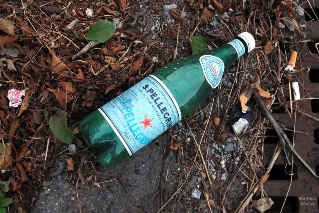 Flasche "San Pellegrino" auf dem Boden