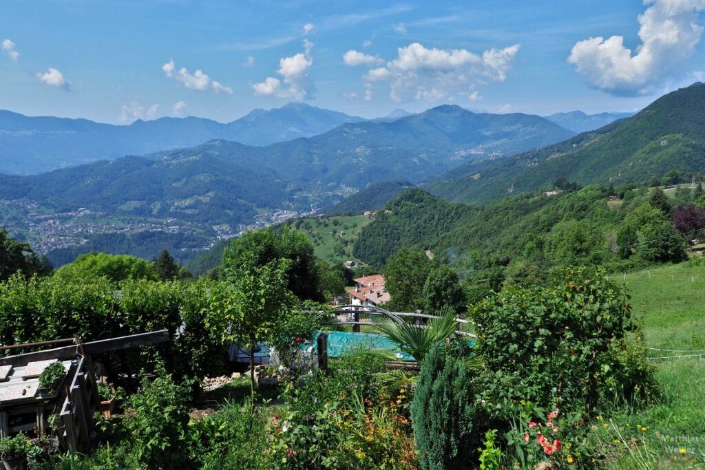 Blick auf Berge und Hügel der Bergamasker Alpen bei Sant'Antonio Abbandonato