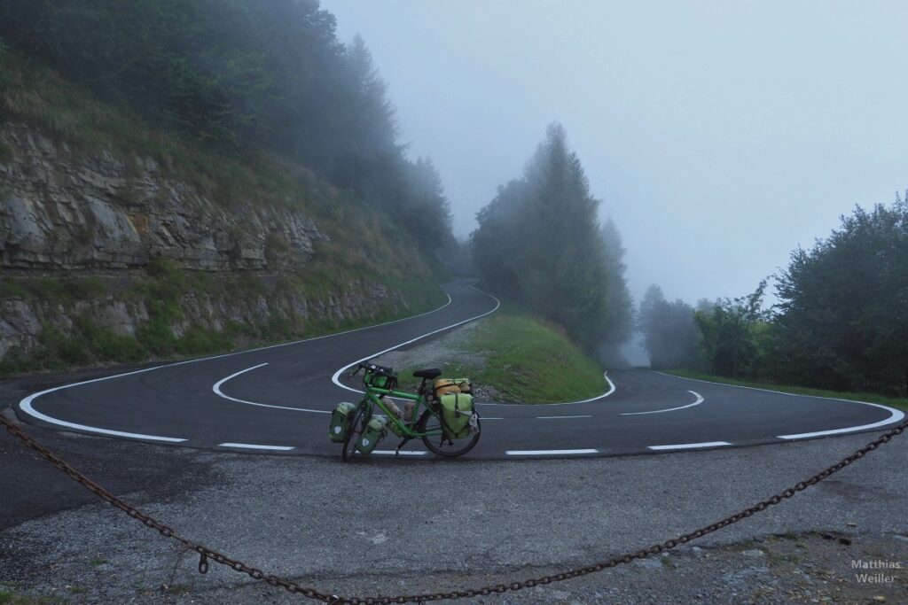 Serpentine im Nebel, mit Velo