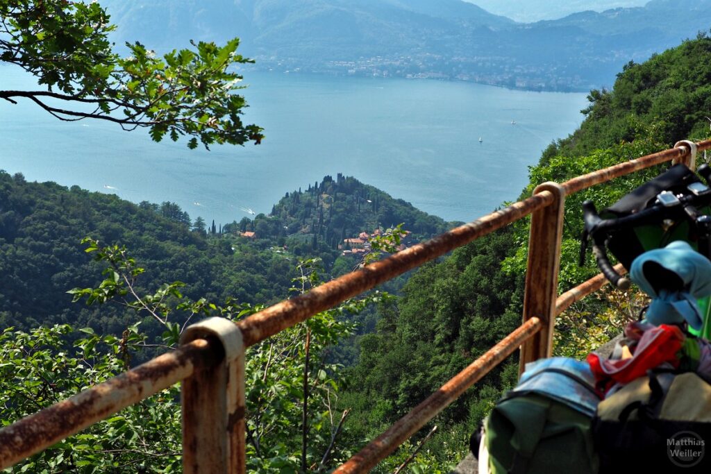 Blick auf Comer See bei Varenna, mit Leitgitter, mit Velo