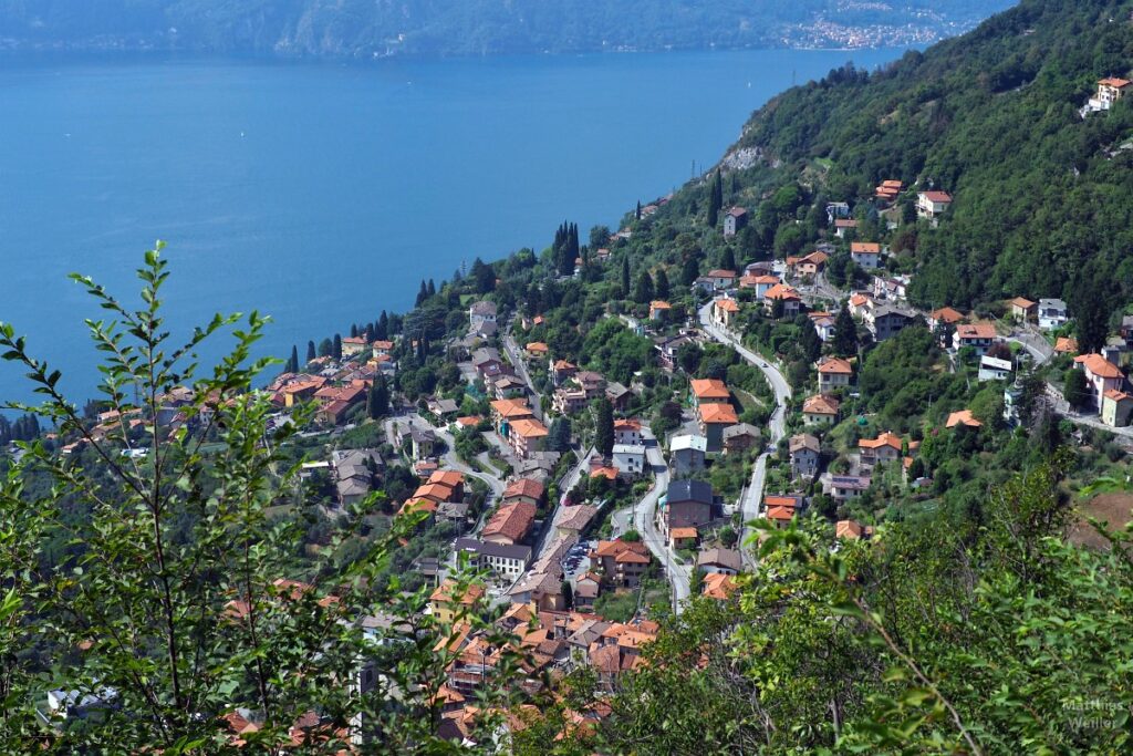 Blick Serpentinen in Varenna, mit See