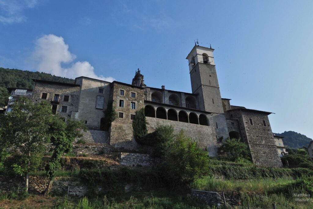 Caspano mit Schloss und Kirche aus der Froschperspektive