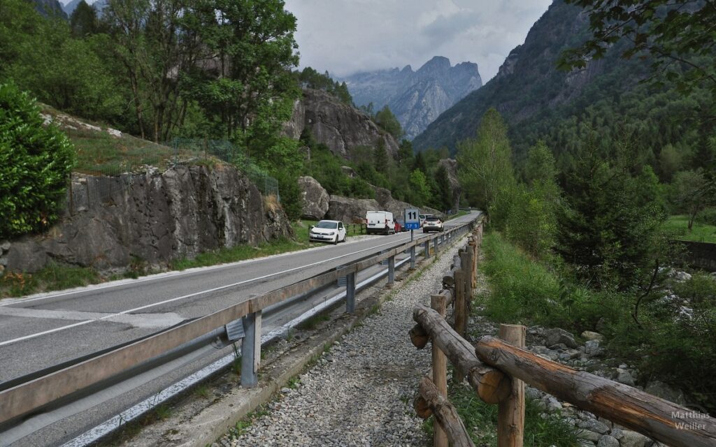 Straße mit Blocksteinen und Bergkulisse