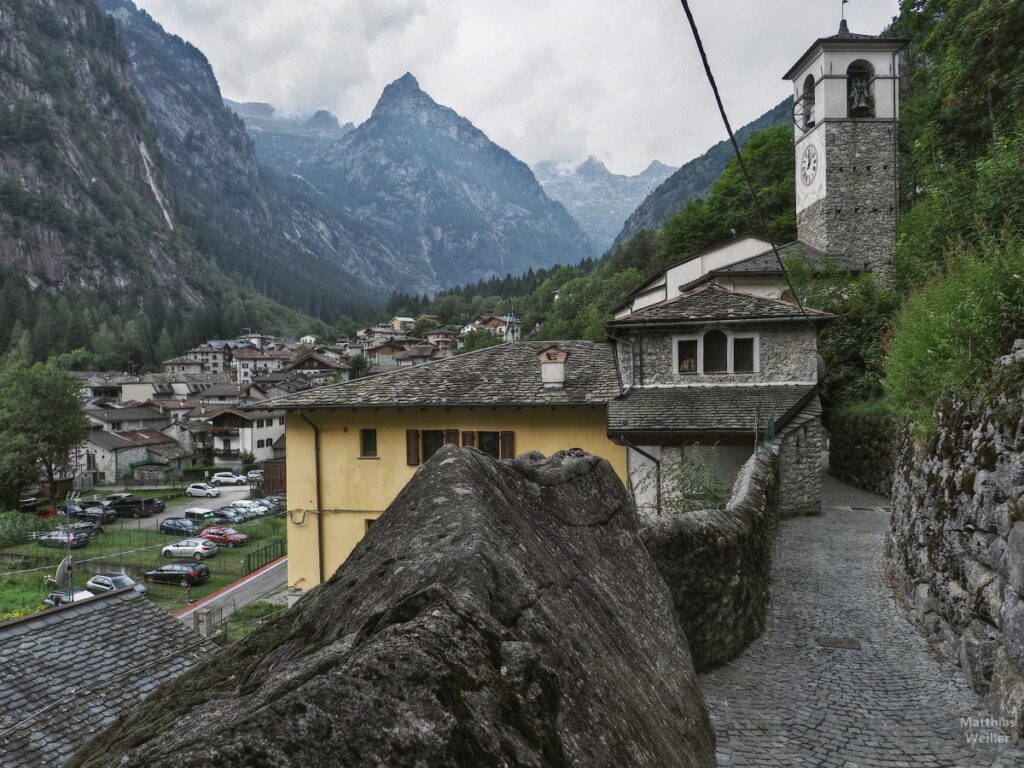 San Martino mit Kirche und Bergkulisse