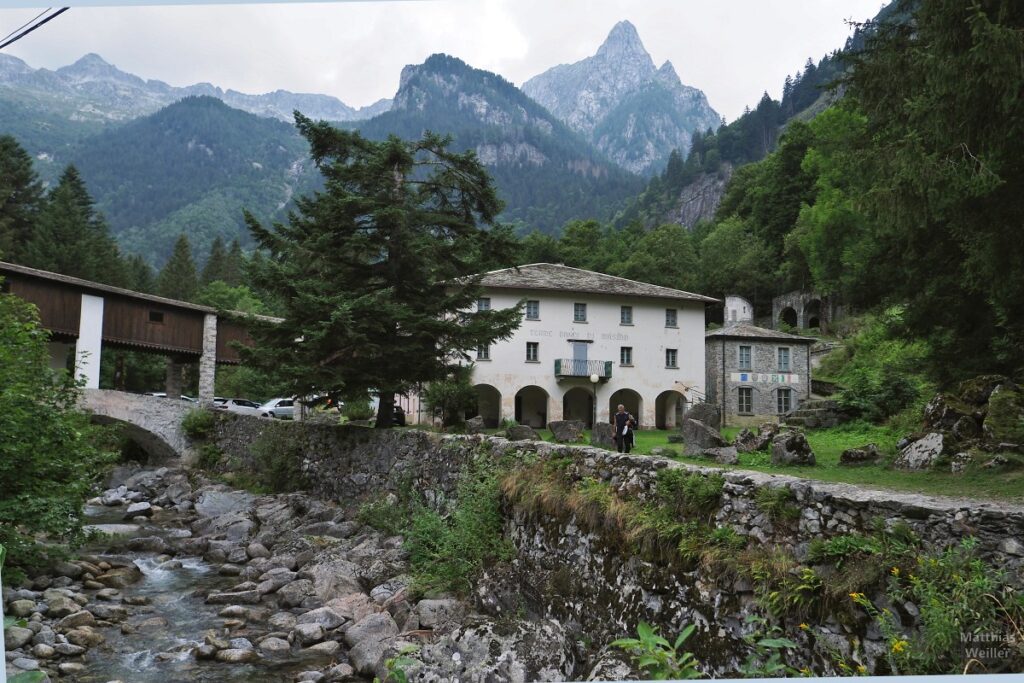 Bagni di Masino mit Bergkulisse