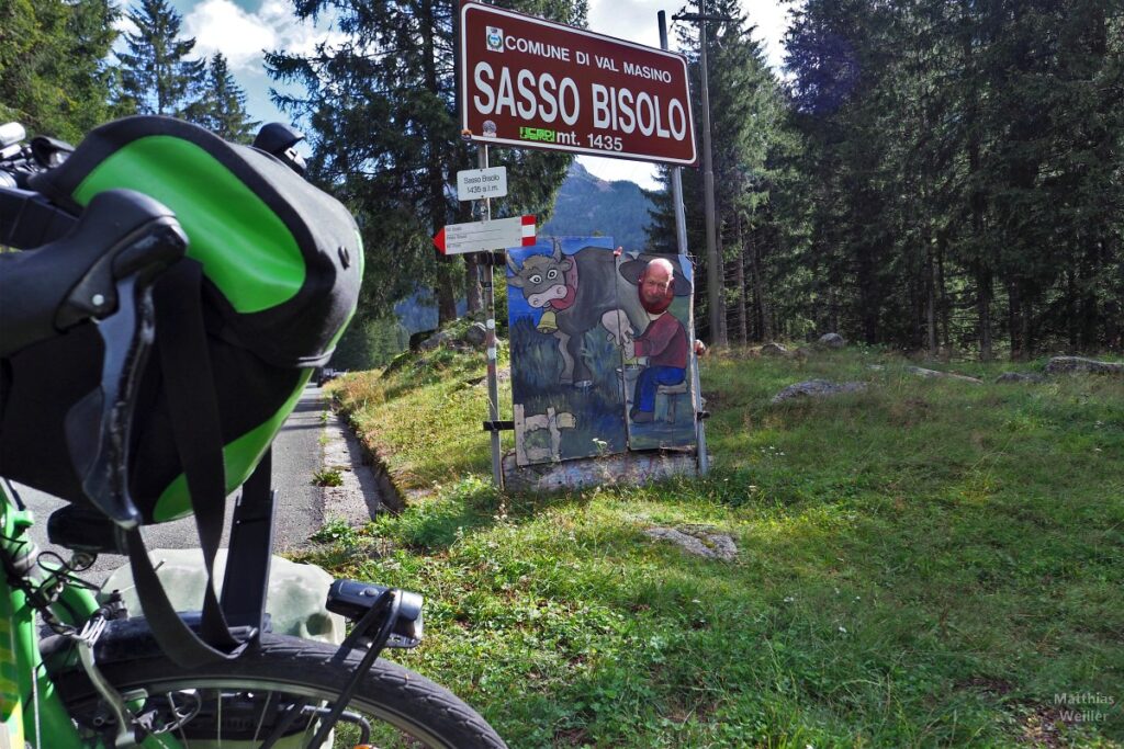 Tafel mit Kuh und Guckloch, Gesicht darin, Sasso Bisolo, mit Velo