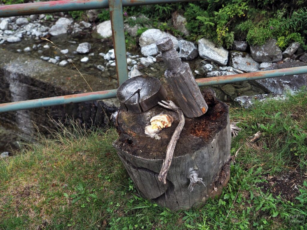 Holzskulptur mit Pilz - Käse, Weinflasche, Speck