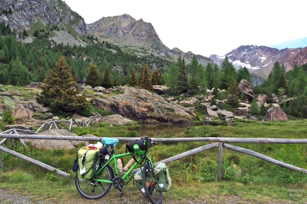 Velo vor Bergteich und Bergkulisse Predarossa