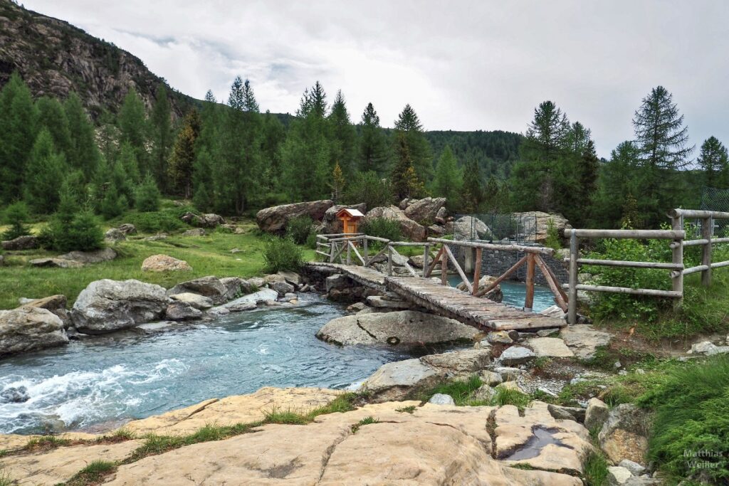 Holzbrücke über Bergbach in Predarossa