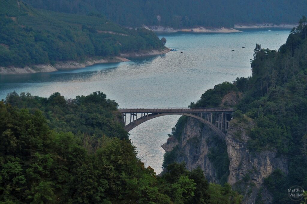 Ponte del Castellaz mit Lago di Santa Giustina