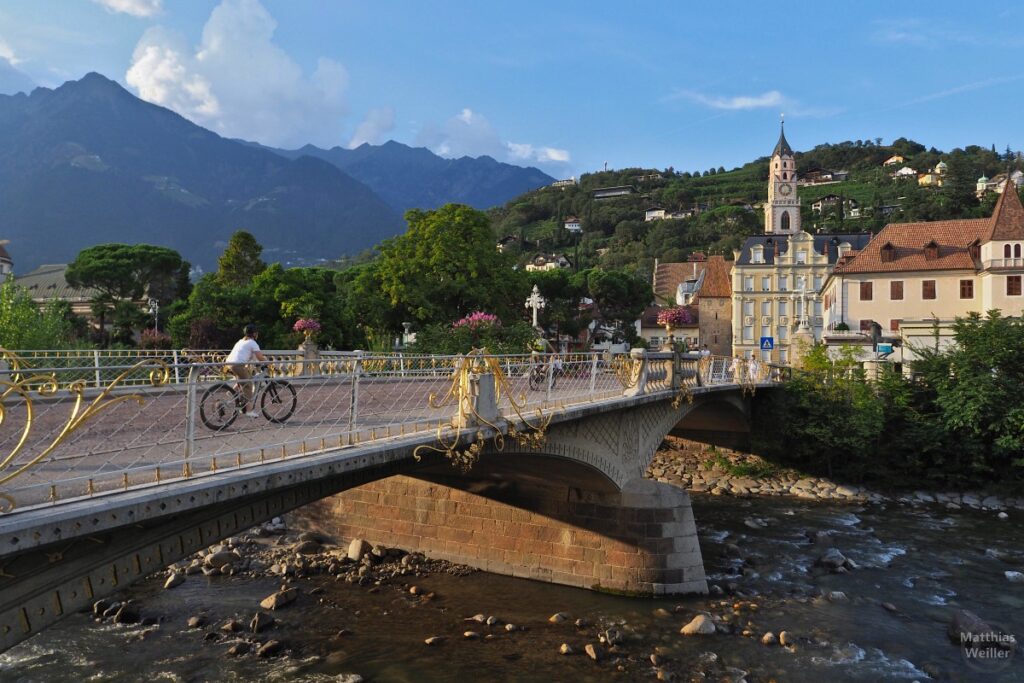 Meran mit Kirche und Brücke über Passeier