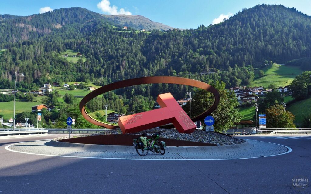 Kreiselkunst "Fünfzig Jahre Timmelsjochstraße" in St. Leonhard in Passeier, mit Velo