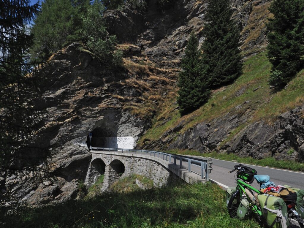 Straße mit Felstunnel, mit Velo