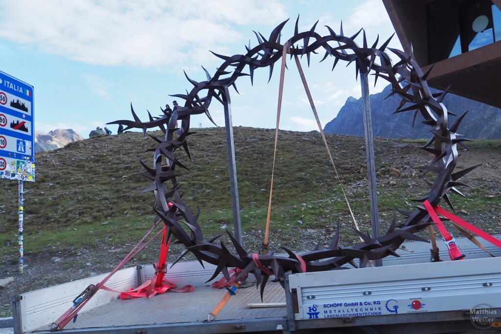 Skulptur Dornenkrone auf dem Tieflader, Timmelsjoch