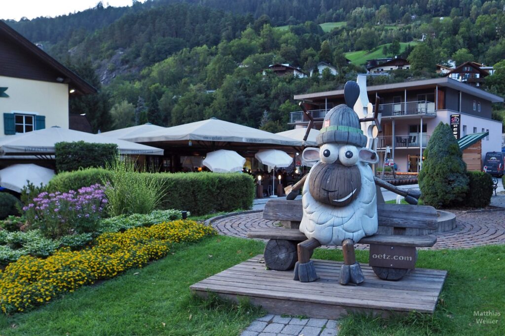 Ötztal-Schafskulptur in Oetz