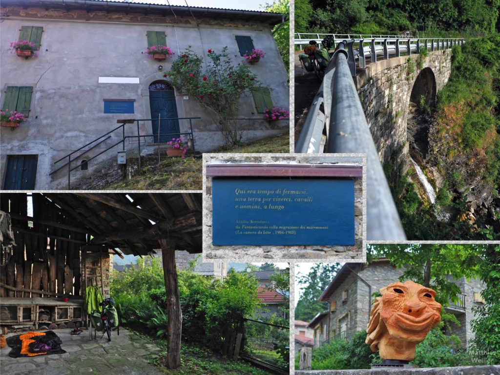 5er-Collage Haus von Attilio Bertolucci, Steinbogenbrücke mit Fahrbahngeländer, mit Reisevelo, Schuppen mit Nachtlager, mit Reisevelo, lsutige Holzschnitzskulptur auf Mauer, mittig Dichterspruch von Bertolucci auf blauer Tafel