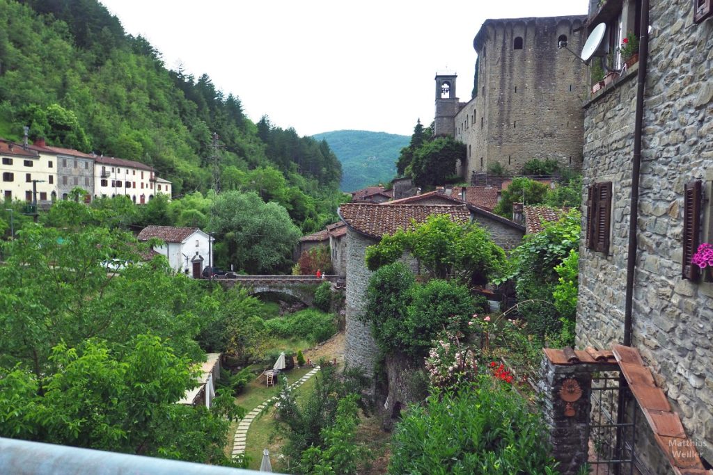 Fortezza della Verrucola mit Beurggraben, Steinbogenbrücke