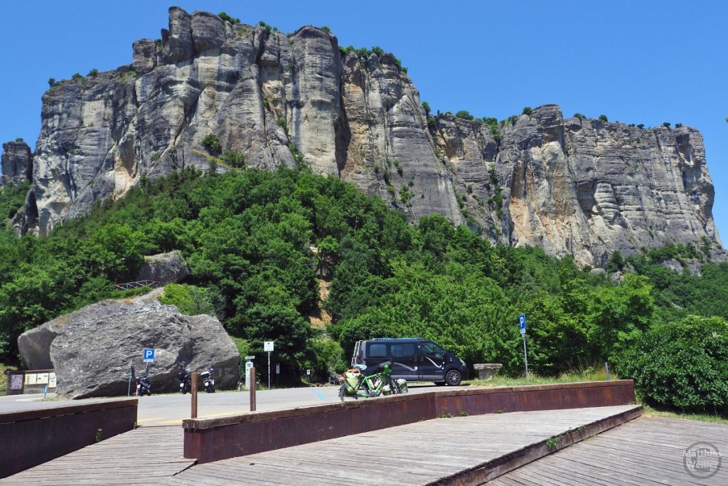 Pietra di Bismontova, Fronstansicht des Felskörpers vom Parkplatz, mit Reisevelo